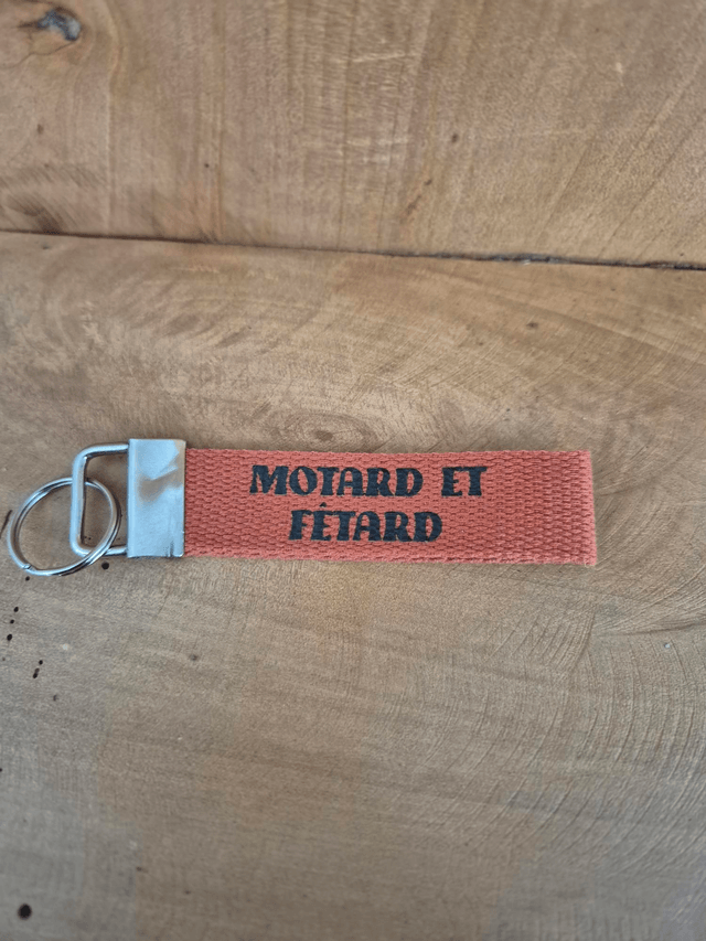 Porte clef "motard et fêtard"