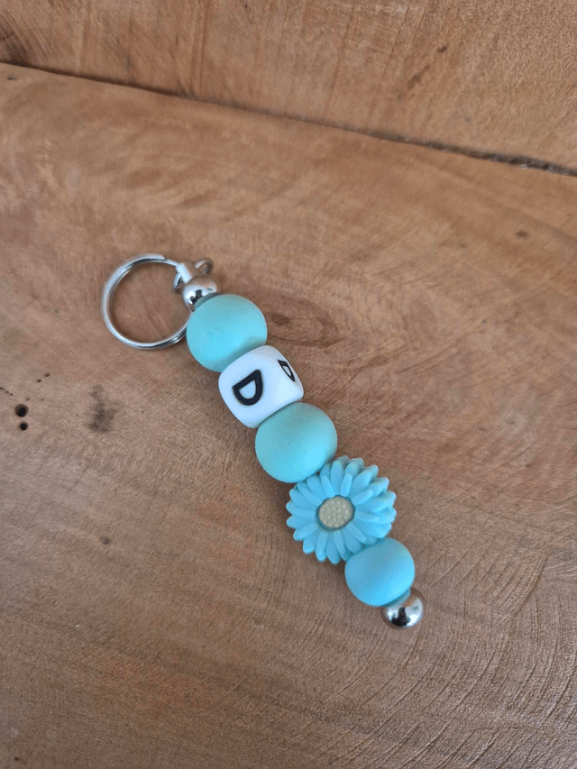 Porte clef lettre D et fleur bleu 