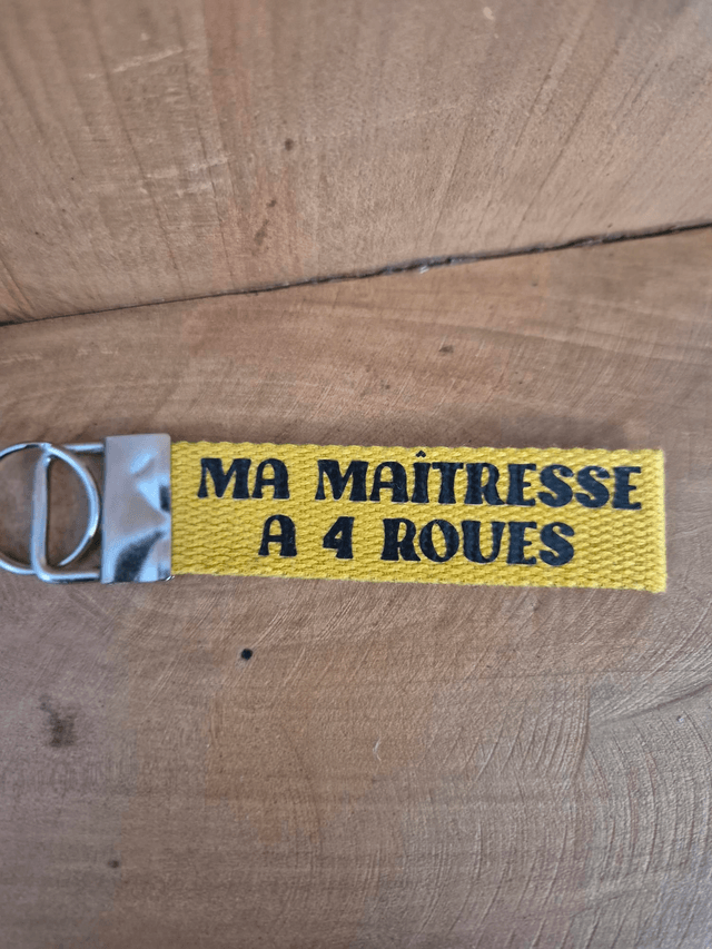 Porte clef " ma maîtresse a 4 roues"