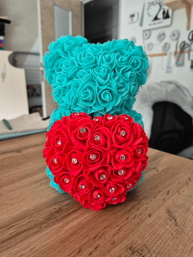 ours en rose artificielle bleu turquoise et son cœur rouge