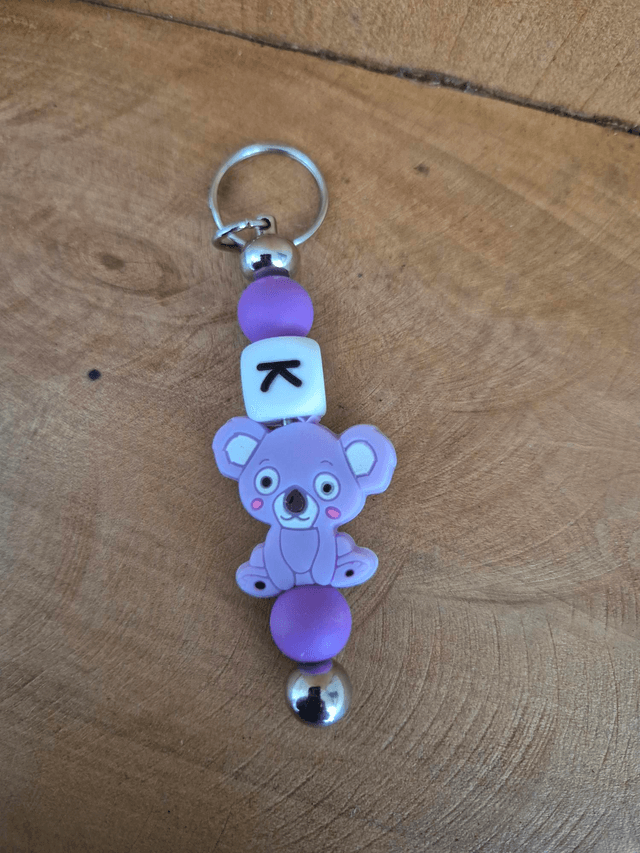 Porte clef panda violet lettre K