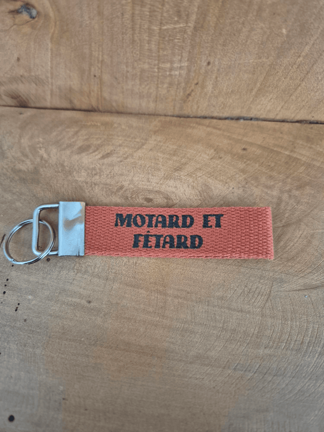 Porte clef &quot;motard et fêtard&quot;