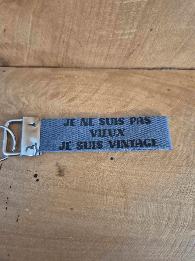 Porte clef &quot; je ne suis pas vieux...