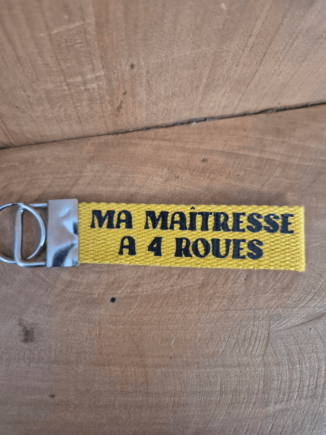 Porte clef &quot; ma maîtresse a 4 roues&quot;