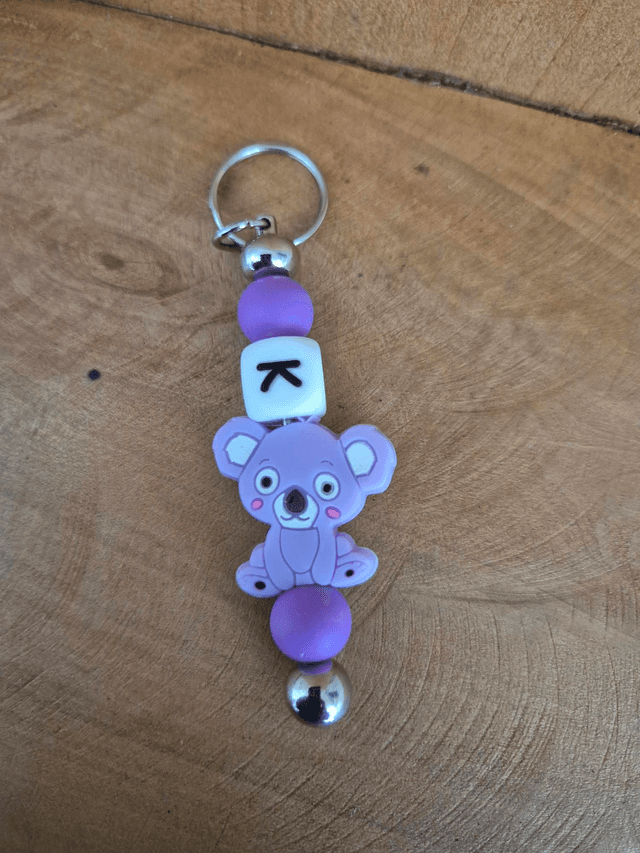 Porte clef panda violet lettre K